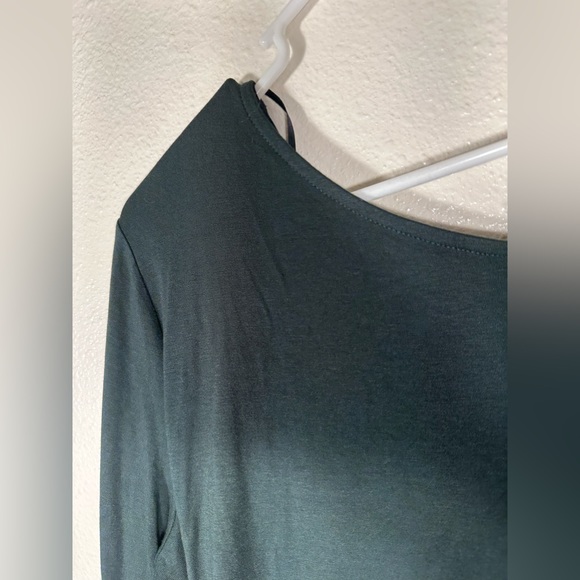 Vince Camuto Women's Long Sleeve
Asymmetrical Neckline Top Green
Size Medium - Picture 5 of 11